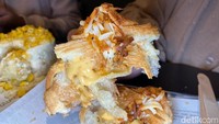 Terdapat lumuran saus keju di dalamnya yang membuat rasanya semakin gurih. Aroma minyak truffle juga membuat croissant ini lebih nikmat. Foto: Detikcom / Atiqa Rana