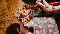 Ubi ungu berhasil disulap menjadi es krim yang manis di tangan chef Genesis Flores. Ia mengaku ide membuat es krimnya datang dari makanan favoritnya selama di Filipina. Foto: Forbes