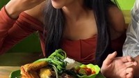 Sekadar makanan sederhana pun dinikmatinya dengan nikmat. Godaan lalapan dengan ayam goreng yang masih hangat paling sulit ditolaknya. Foto: Instagram/fannyghassani