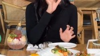 Di mana pun ia pergi, Fanny tak pernah luput memesan makanan enak. Apalagi saat datang ke restoran dengan deretan menu favoritnya. Foto: Instagram/fannyghassani