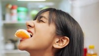 Pemeran film horor Sebelum 7 Hari punya kebiasaan diet sehat. Setiap pagi, kegiatannya dibuka dengan mengonsumsi buah dingin yang menyegarkan. Foto: Instagram/fannyghassani