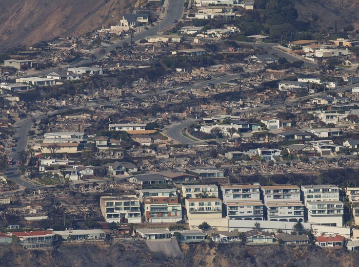 An aerial view shows debris from burned properties, following the Palisades Fire at the Pacific Palisades neighborhood in Los Angeles, California, U.S. January 10, 2025. REUTERS/Daniel Cole