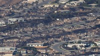 Saat angin mereda dan petugas pemadam kebakaran akhirnya mulai mengendalikan kebakaran hutan Pacific Palisades di Los Angeles pada hari Jumat (10/1), kerusakan yang terjadi dapat dilihat dari udara.