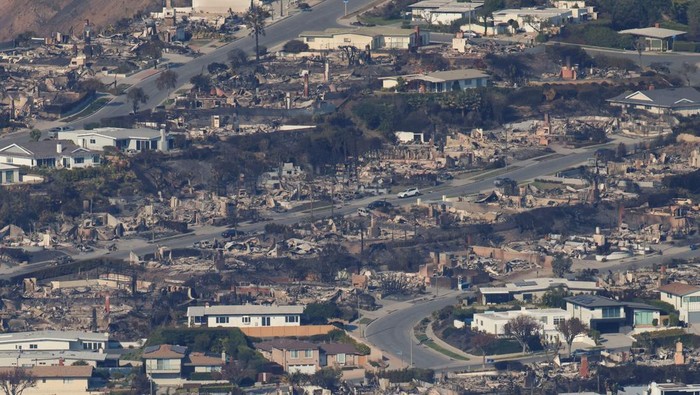 An aerial view shows debris from burned properties, following the Palisades Fire at the Pacific Palisades neighborhood in Los Angeles, California, U.S. January 10, 2025. REUTERS/Daniel Cole