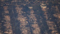 Enam kebakaran hutan yang terjadi bersamaan telah menghancurkan lingkungan Los Angeles County sejak Selasa (7/1).