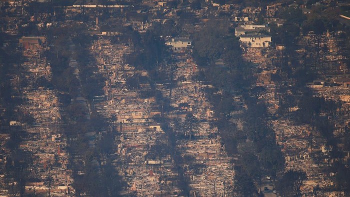 An aerial view shows debris from burned properties, following the Palisades Fire at the Pacific Palisades neighborhood in Los Angeles, California, U.S. January 10, 2025. REUTERS/Daniel Cole