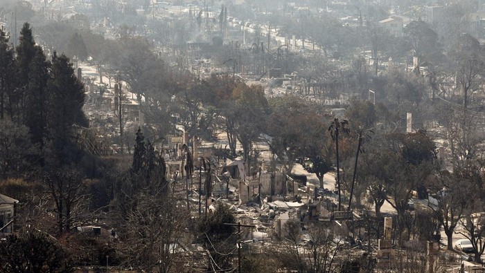 Debris from burned properties following the Palisades Fire at the Pacific Palisades neighborhood in Los Angeles, California, U.S. January 10, 2025. REUTERS/Mike Blake