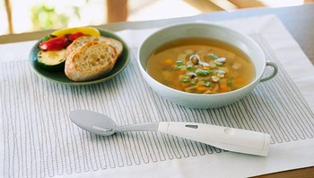 Masih dari Jepang, Kirin memamerkan sendok canggih bernama Electric Salt Spoon di CES 2025. Sendok ini bisa meningkatkan rasa asin dan umami di makanan dengan tujuan mengurangi konsumsi garam dan membuat makanan jadi lebih sehat. Foto: Kirin