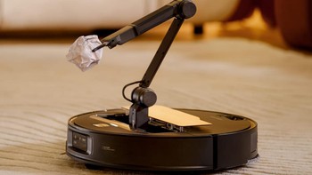 Selain itu ada juga robot vakum Roborock Saros Z70 yang dilengkapi lengan elektrik. Lengan ini bisa dipakai untuk memungut kertas atau kaos kaki yang berceceran di lantai sehingga vakum bisa membersihkan lebih optimal. Foto: Roborock