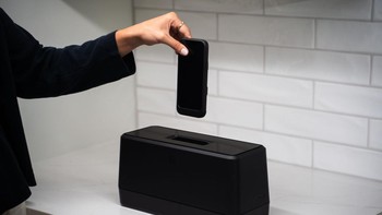 Ini bukan pemanggang roti, melainkan alat canggih yang bisa mengisi daya baterai ponsel hanya dalam waktu 2 detik. Perangkat ini bernama Swippitt yang terdiri dari tiga komponen termasuk Swippitt Hub yang merupakan alat pengganti baterai, dan Swippitt Link yang merupakan case ponsel khusus dengan baterai yang terintegrasi. Pengguna cukup memasukkan ponsel yang sudah dipasangi case ke dalam Hub, dan alat ini akan menghanti baterai yang hampir habis dengan baterai baru dalam dua detik. Foto: Swippitt