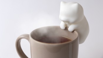 Masih dari Yukai Engineering, ada robot mungil bernama Nékojita FuFu. Robot menggemaskan ini bisa diletakkan di pinggir cangkir atau mangkuk untuk meniupkan angin agar minuman atau makanan jadi cepat dingin. Foto: Yukai Engineering