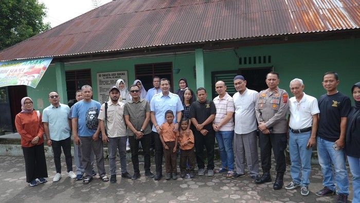 Gerindra beri beasiswa ke siswa viral duduk di lantai