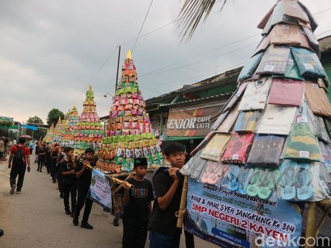 Warga menggelar haul dan nyandaran Makam Syekh Djangkung atau dikenal dengan Saridin Desa Kayen Kecamatan Kayen, Kabupaten Pati, Sabtu (11/1/2025).