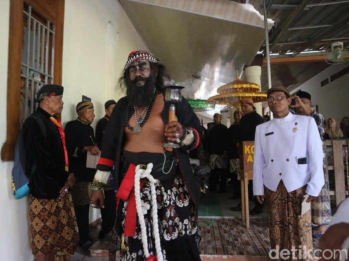 Warga menggelar haul dan nyandaran Makam Syekh Djangkung atau dikenal dengan Saridin Desa Kayen Kecamatan Kayen, Kabupaten Pati, Sabtu (11/1/2025).