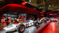 Melengkapi pamerannya, Honda menampilkan berbagai kendaraan balap, termasuk mobil balap Formula 1 Red Bull Racing Honda RBPT RB20 yang meraih kesuksesan di musim balap F1 2024, serta power unit F1 Honda RA621H, teknologi hybrid canggih yang membawa kemenangan pertama Honda di kejuaraan dunia 2021. Foto: Doc. Honda
