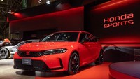 Selain Prelude Prototype generasi baru, Honda juga menampilkan Honda Civic Type R dengan Racing Black Package untuk pertama kali. Model hot hatch tersebut dirancang untuk menghadirkan performa sporty terbaik melalui perpaduan kecepatan dan kenikmatan berkendara. Foto: Doc. Honda