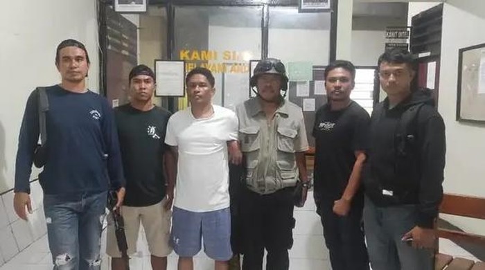 HRM (40) (baju putih) DPO bandar sabu terbesar Bima dan Dompu ditangkap Polisi, Sabtu, (11/1/2025). (Dok. Polsek Bolo)
