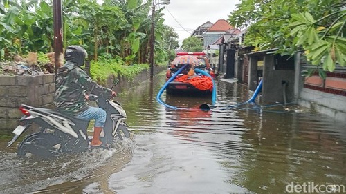 Hujan seharian mengakibatkan ruas jalanan di Perumahan Griya Mulya, Jalan Nangka Utara Blok A dan B, Denpasar, Bali, terendam air pada Sabtu (11/1/2025). (Foto: Aryo Mahendro/detikBali)