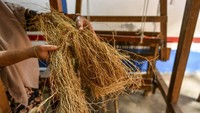 Perajin menunjukan bahan baku akar wangi untuk diolah menjadi kain tenun di Rumah Tenun Rahayu Akar Wangi di Bayongbong, Jawa Barat, Sabtu (11/1/2025).