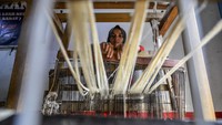 Rumah tenun tersebut mampu memproduksi empat hingga lima meter kain perhari dengan harga Rp10 ribu hingga Rp 1 juta. 