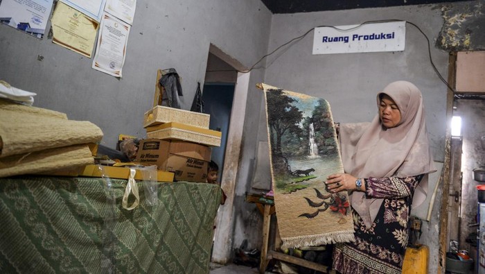 Perajin menenun kain dari bahan baku akar wangi di Rumah Tenun Rahayu Akar Wangi di Bayongbong, Jawa Barat, Sabtu (11/1/2025). Rumah tenun tersebut mampu memproduksi empat hingga lima meter kain perhari dengan harga Rp10 ribu hingga satu juta rupiah dan telah mengekspor olahan kain dari bahan baku akar wangi ke berbagai negara di Benua Amerika dan Asia. ANTARA FOTO/Raisan Al Farisi/YU
