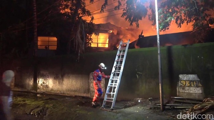 Kantor Dinas Pendidikan (Disdik) Makassar kebakaran.