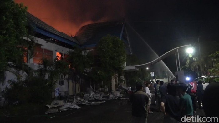 Kantor Dinas Pendidikan (Disdik) Makassar kebakaran.