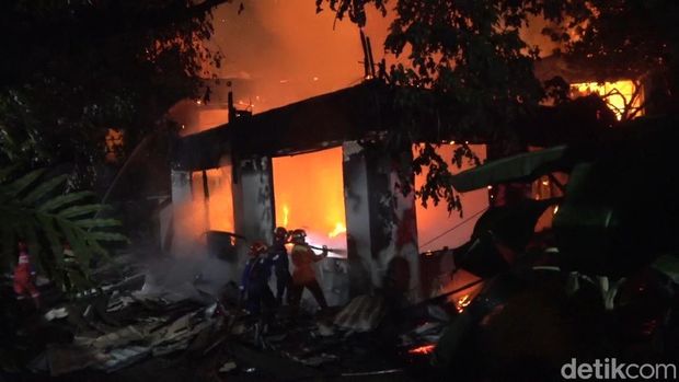 Kantor Dinas Pendidikan (Disdik) Makassar kebakaran.