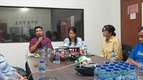 Audiensi Tim Unit Komunikasi Publik Unud dan pengguna TMD di kantor PT Satria Trans Metro, Sabtu (11/1/2025). (Aryo Mahendro/detikBali).