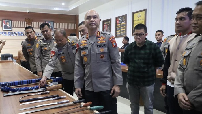 Kapolda Bangka Belitung Irjen Hendro Pandowo cek sajam yang akan digunakan geng motor untuk tawuran.