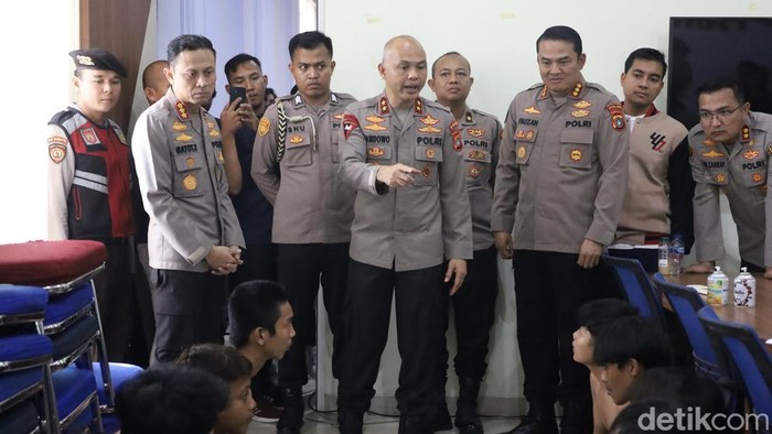 Kapolda Bangka Belitung Irjen Hendro Pandowo melihat geng motor yang di tangkap di Mapolresta Pangkalpinang