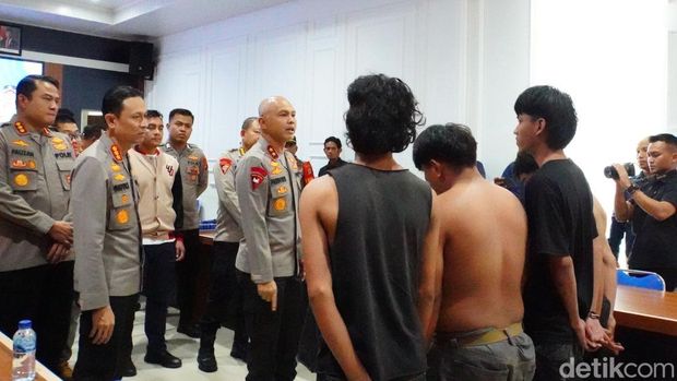 Kapolda Irjen Hendro Pandowo didampingi Kapolres se-Babel mengecek anak geng motor yang diamankan di Pangkalpinang.