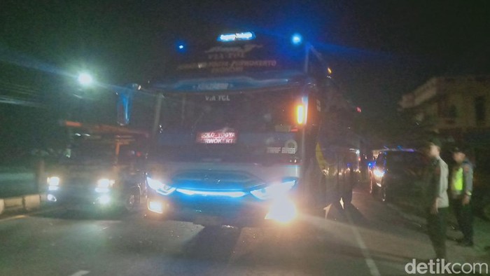 Penampakan bus Sugeng Rahayu yang terlibat keributan dengan suporter PSS Sleman di Jalan Jogja-Solo, Klaten, Sabtu (11/1/2025) malam.