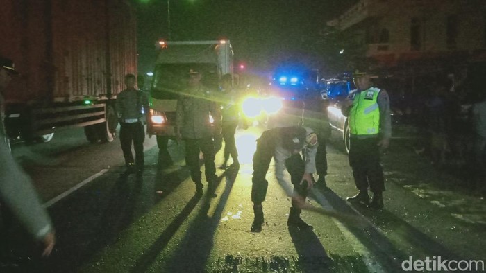 Penampakan bus Sugeng Rahayu yang terlibat keributan dengan suporter PSS Sleman di Jalan Jogja-Solo, Klaten, Sabtu (11/1/2025) malam.