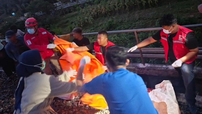Personel PMI Kulon Progo saat mengevakuasi korban tertemper KA Bandara di Sentolo, Kulon Progo, Sabtu (11/1/2025).