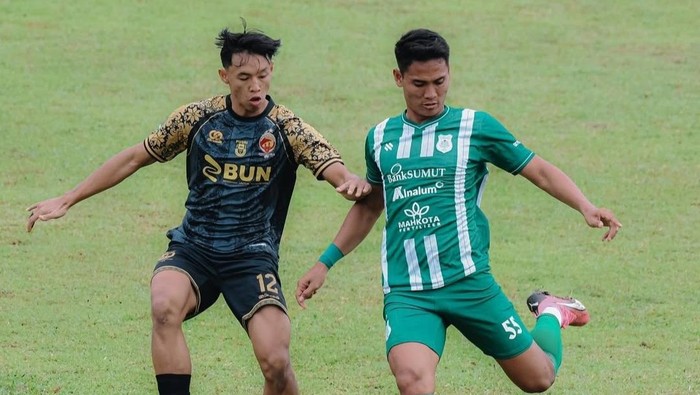 Keterangan foto: Pemain PSMS Medan mencoba melewati pemain Sriwijaya FC (Instagram @official_psmsmedan)