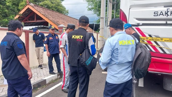 KNKT bersama Dinas Perhubungan melakukan pemeriksaan Bus Sahkindra Trans