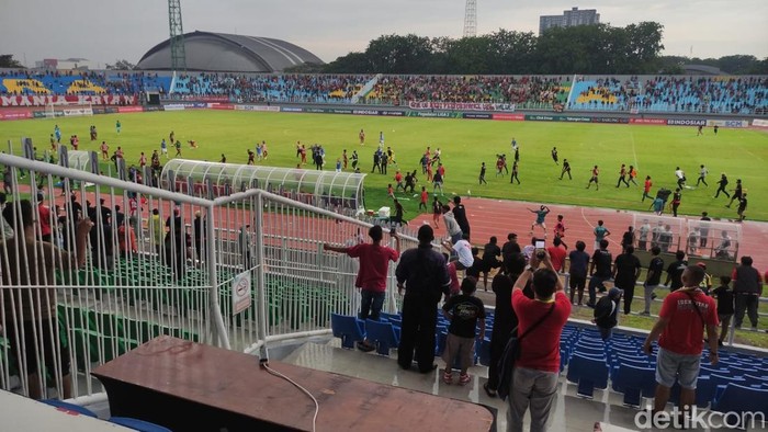 Laga Deltras FC vs Persibo berakhir ricuh
