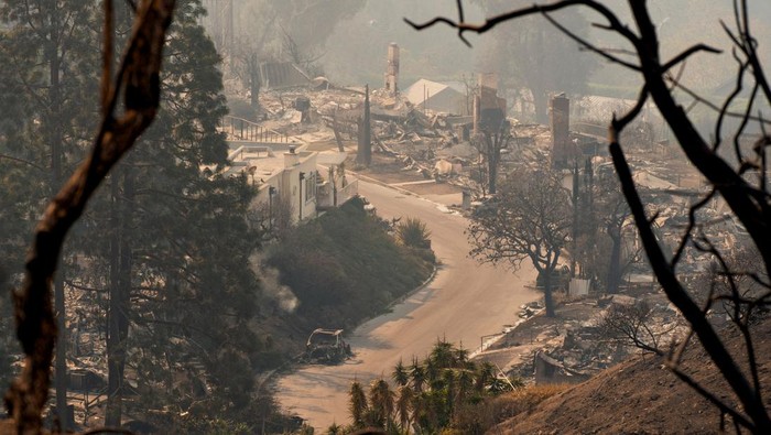 A burnt car stands amidst remains of homes following the Palisades Fire in the Pacific Palisades neighborhood in Los Angeles, California, U.S. January 10, 2025. REUTERS/David Ryder