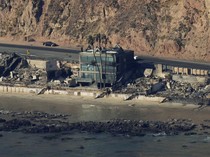 Luluh Lantak Pesisir California Akibat Kebakaran Hutan