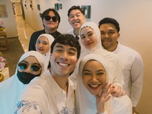 Perdana! Rizky Febian dan Thariq Halilintar Umrah Bawa Istri