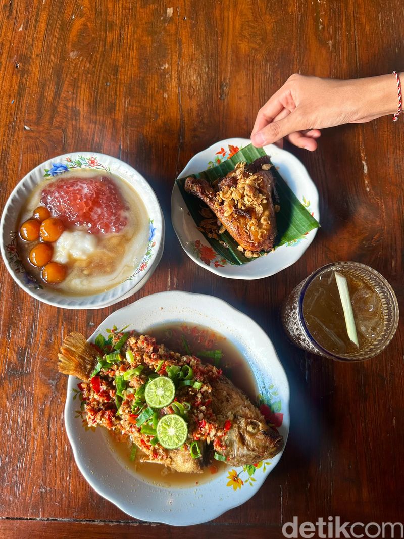 Makan Bawah Pohon