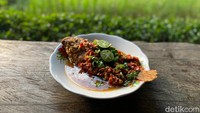 Soal menunya, Pecak Ikan Goreng (Rp 43 ribu) layak dicoba. Dibuat dari ikan nila ukuran sedang yang digoreng kering. Lalu disiram kuah pecak bening.
