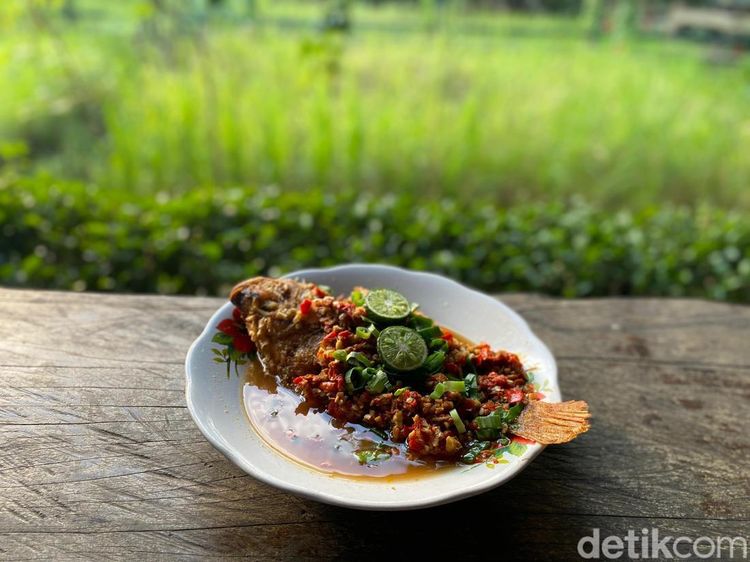 Di Joglo Asri Ini Bisa Makan Pecak Nila hingga Bubur Manis