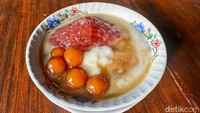 Kalau mau tutup santapan bisa coba Bubur Manis seharga Rp 20 ribu seporsi. Isiannya bubur sumsum, pacar cina, biji salak, kuah santan, dan gula merah.