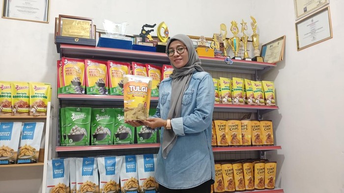 - Mariani (47) pemilik Azzuri Snack saat menunjukkan salah satu produk usahanya.(Alamudin Hamapu/detikSumut)