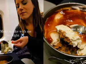 Kacau! Wanita Ini Nekat Bikin Cheesecake dalam Pesawat