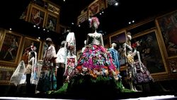 Melihat Pameran Mode Spektakuler di Paris