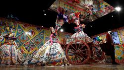 Melihat Pameran Mode Spektakuler di Paris