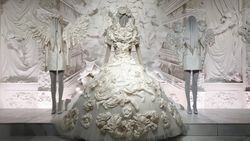 Melihat Pameran Mode Spektakuler di Paris